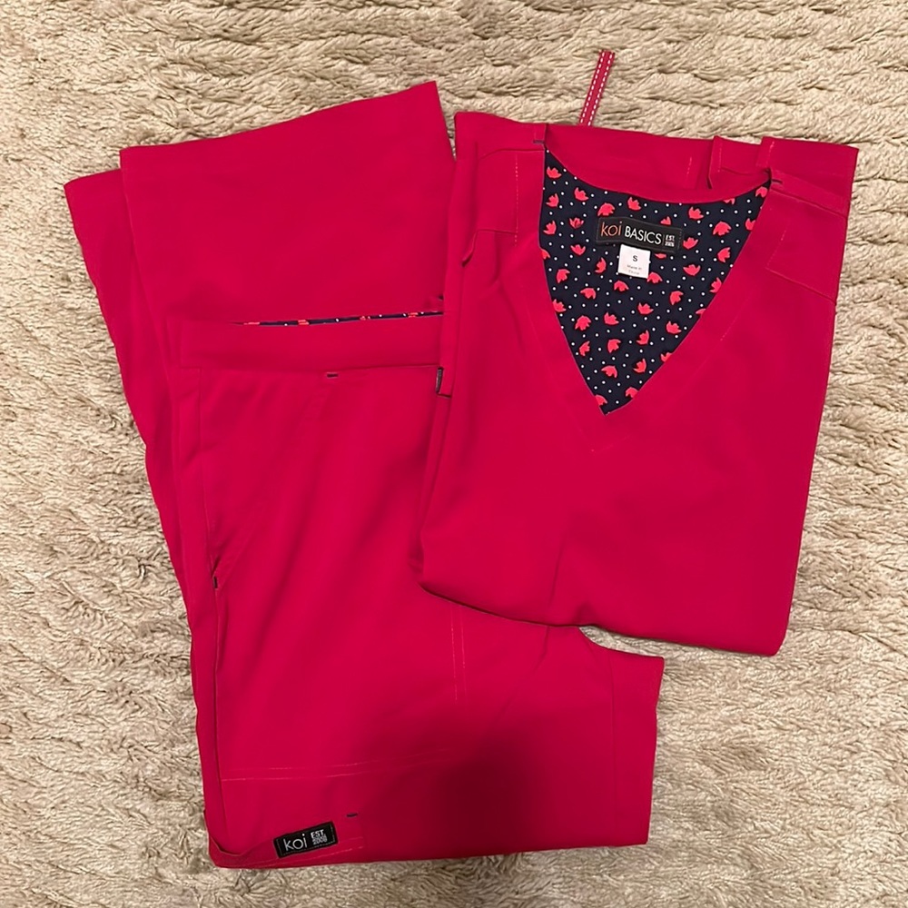 Koi basics red scrub set